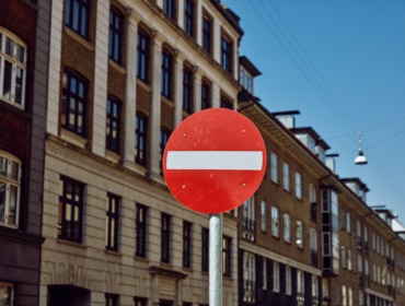 Bild von einer Straße mit Verbotsschild