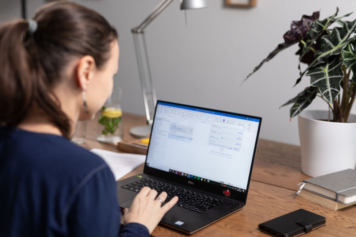 Person, sitzend vor Laptop